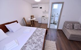 Airport Apartments Tri Hrasta